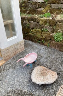 Van overgebleven cement van het fundament en een rabarberblad maakte Claudi een vogelbad.