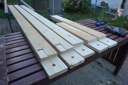 De balken tussen muur en ramen.