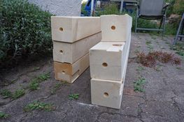 De verticale balken. Met gaten voor de pennen en verdiepingen voor de hoeken.