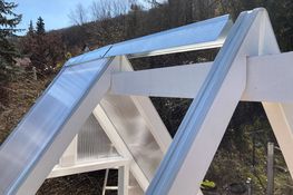 De geveltop en de kepers bij de montage van de dubbelwandige platen.