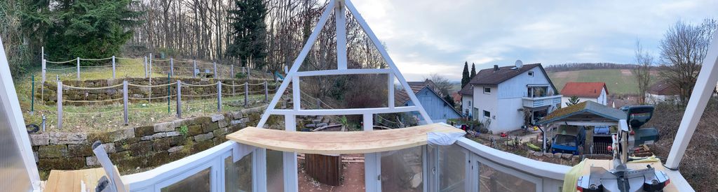 Mijn blik bij het inpassen van de driehoekige profielen als houder van de kleine zijramen.