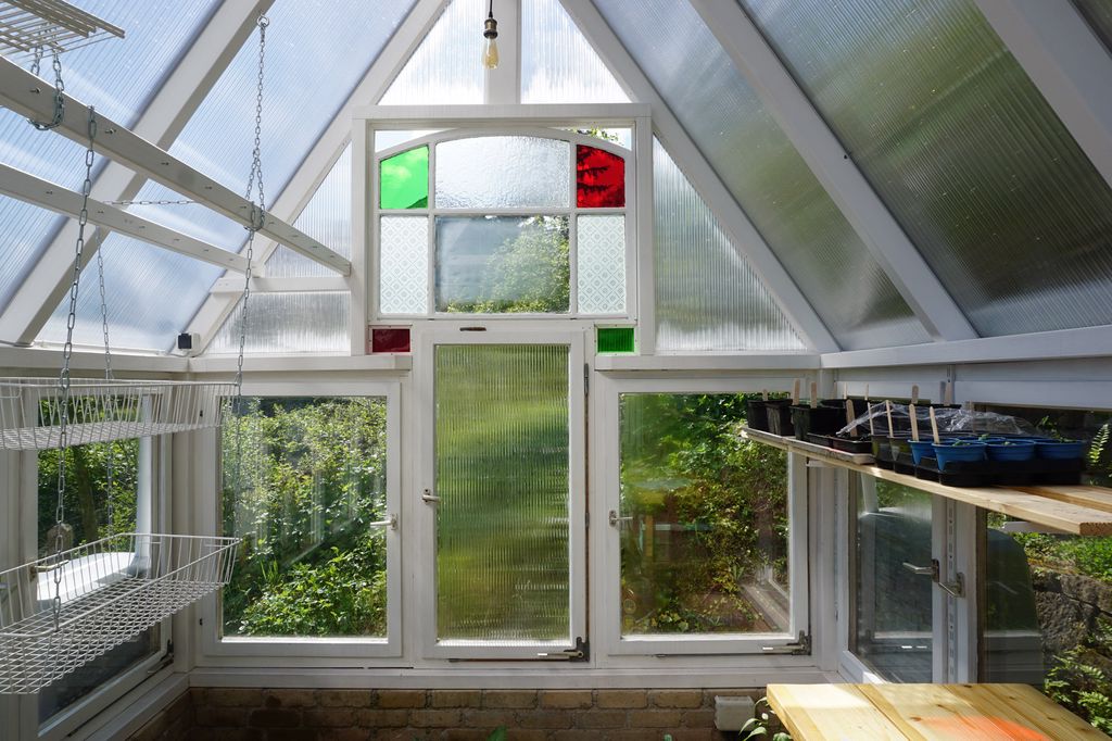 Het oude, centrale raam dat de hoogte van de kas bepaalt.