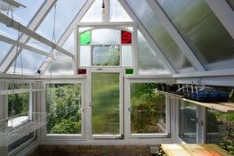 Het oude, centrale raam dat de hoogte van de kas bepaalt.