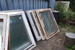 Hier zie je twee van de ramen met nieuwe latten aan het kozijn.