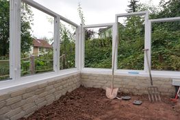 De kozijnen zijn geplaatst.