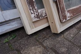 Details van opgeknapte ramen voor het plamuren.