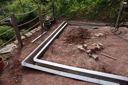 Klaar om het fundament te storten. Het slakkenraster dient als bekisting.