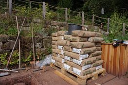 Veel cement.. Expres op 25 kg zakken gelet, waren een paar meter te dragen..