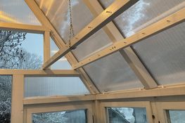 De latten met schroeven om kettingen aan te hangen. Erg praktisch.