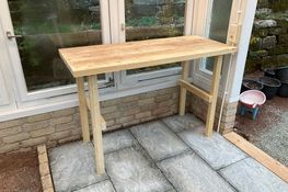 Een tafel van voorraadshout. Onderaan nog een legvlak, geschuurd en geoliëd.