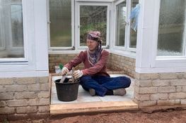 Claudi helpt weer mee. Tegels leggen doet zij gewoon het beste van ons.