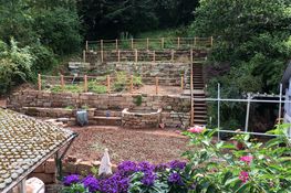 Een deel van onze tuin, direct na het terrasseren.