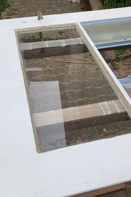 De deur heeft een nieuw raam gekregen. Gehouden door traditionele lijnolieplamuur.