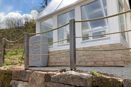 Dakgoot en een van de regentonnen, nog zonder afvoerpijp.