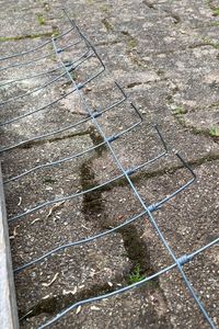 De draadeinden van het gaas ombuigen.