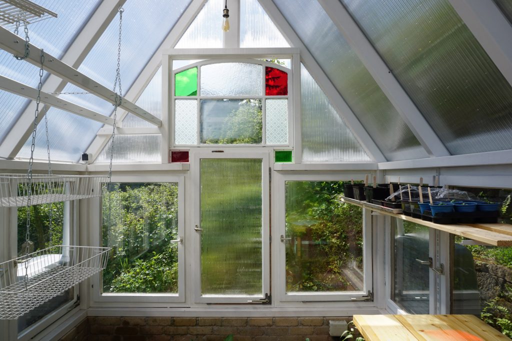 Das alte, zentrale Fenster, welches die Höhe des Gewächshauses vorgibt.