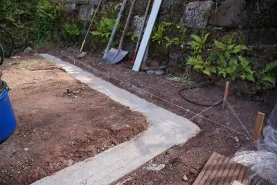 Fundament gegossen. Achtet auf die Technik der Markierungsseile.